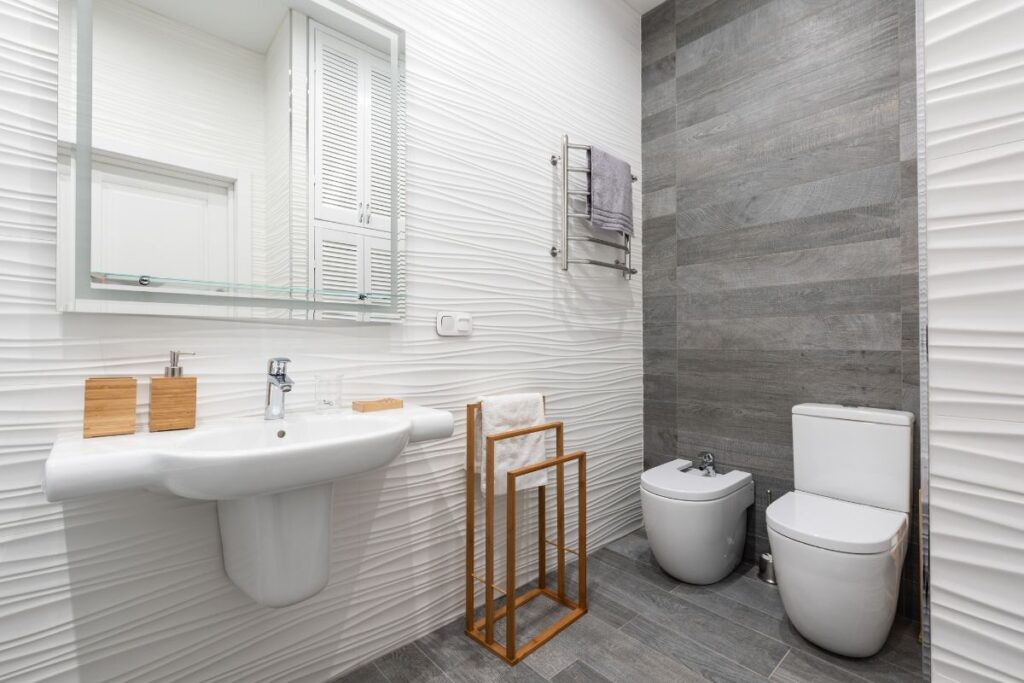 baño con porcelanato